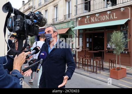 ©PHOTOPQR/Sud OUEST/Cottereau Fabien ; Bordeaux ; 19/08/2021 ; Au total, 20,000 bracelets vont être MIS à disposition des établissements dans les lieux touristiques les plus fréquentés de la Gironde, notamment à Bordeaux, dans le bassin d'Arcachon et à Saint-Emilion, selon l'UMIH (Union des métiers et des Industrie de l'Hôtellerie) départementale, qui a reçu l'aval des autorités. Laurent Tournier, le président de l'UMIH 33 a remis ce matin une centaine de Bracelets à un Gastronom Bordelais. - Gesundheitspass-Armbänder wurden in Südwestfrankreich getestet 20.000 Armbänder, die als Gesundheitspass dienen Stockfoto