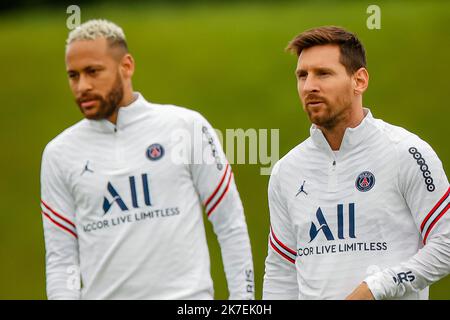 Aurelien Morissard / IP3; Paris Leo Messi von Saint Germain und Neymar JR nehmen am 19. August 2021 an einer Trainingseinheit im Sportkomplex Camp des Loges in der Nähe von Paris, Frankreich, Teil. Stockfoto