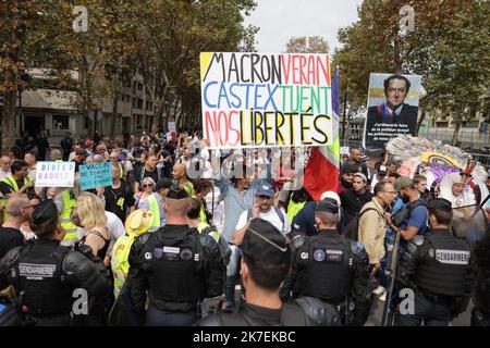 ©PHOTOPQR/LE PARISIEN/Philippe de Poulpiquet ; Paris ; 21/08/2021 ; Paris, le 21 août 2021. Manifestation contre le vacin Covid19. - Frankreich, Paris 21 2021. August Anti-Gesundheits-Pass-Proteste Stockfoto