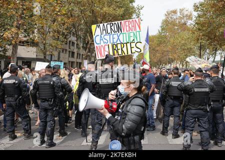 ©PHOTOPQR/LE PARISIEN/Philippe de Poulpiquet ; Paris ; 21/08/2021 ; Paris, le 21 août 2021. Manifestation contre le vacin Covid19. - Frankreich, Paris 21 2021. August Anti-Gesundheits-Pass-Proteste Stockfoto