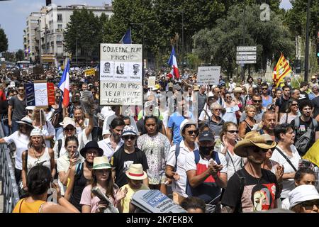 ©PHOTOPQR/L'INDEPENDANT/Michel Clementz ; PERPIGNAN ; 21/08/2021 ; PERPIGNAN LE 21 aout 2021 / SOCIAL / MANIFESTATION CONTRE LE PASS SANITAIRE ET CONTRE LES MEDIAS / PLUS DE 2500 MANIFESTANTS DANS CENTRE VILLE DE PERPIGNAN / ILLUSTRATION / CORTEGE ET MESSAGES / Frankreich, Perpignan Anti-Health Pass proteste August 21 2021 Stockfoto