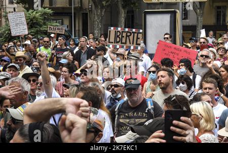 ©PHOTOPQR/L'INDEPENDANT/Michel Clementz ; PERPIGNAN ; 21/08/2021 ; PERPIGNAN LE 21 aout 2021 / SOCIAL / MANIFESTATION CONTRE LE PASS SANITAIRE ET CONTRE LES MEDIAS / PLUS DE 2500 MANIFESTANTS DANS CENTRE VILLE DE PERPIGNAN / ILLUSTRATION / CORTEGE ET MESSAGES / Frankreich, Perpignan Anti-Health Pass proteste August 21 2021 Stockfoto