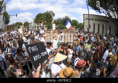 ©PHOTOPQR/L'INDEPENDANT/Michel Clementz ; PERPIGNAN ; 21/08/2021 ; PERPIGNAN LE 21 aout 2021 / SOCIAL / MANIFESTATION CONTRE LE PASS SANITAIRE ET CONTRE LES MEDIAS / PLUS DE 2500 MANIFESTANTS DANS CENTRE VILLE DE PERPIGNAN / ILLUSTRATION / CORTEGE ET MESSAGES / Frankreich, Perpignan Anti-Health Pass proteste August 21 2021 Stockfoto