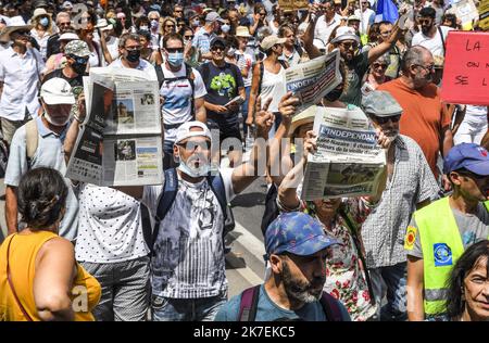 ©PHOTOPQR/L'INDEPENDANT/Michel Clementz ; PERPIGNAN ; 21/08/2021 ; PERPIGNAN LE 21 aout 2021 / SOCIAL / MANIFESTATION CONTRE LE PASS SANITAIRE ET CONTRE LES MEDIAS / PLUS DE 2500 MANIFESTANTS DANS CENTRE VILLE DE PERPIGNAN / ILLUSTRATION / CORTEGE ET MESSAGES / Frankreich, Perpignan Anti-Health Pass proteste August 21 2021 Stockfoto