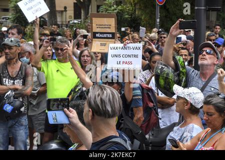 ©PHOTOPQR/L'INDEPENDANT/Michel Clementz ; PERPIGNAN ; 21/08/2021 ; PERPIGNAN LE 21 aout 2021 / SOCIAL / MANIFESTATION CONTRE LE PASS SANITAIRE ET CONTRE LES MEDIAS / PLUS DE 2500 MANIFESTANTS DANS CENTRE VILLE DE PERPIGNAN / ILLUSTRATION / CORTEGE ET MESSAGES / Frankreich, Perpignan Anti-Health Pass proteste August 21 2021 Stockfoto