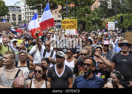 ©PHOTOPQR/L'INDEPENDANT/Michel Clementz ; PERPIGNAN ; 21/08/2021 ; PERPIGNAN LE 21 aout 2021 / SOCIAL / MANIFESTATION CONTRE LE PASS SANITAIRE ET CONTRE LES MEDIAS / PLUS DE 2500 MANIFESTANTS DANS CENTRE VILLE DE PERPIGNAN / ILLUSTRATION / CORTEGE ET MESSAGES / Frankreich, Perpignan Anti-Health Pass proteste August 21 2021 Stockfoto