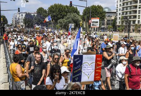 ©PHOTOPQR/L'INDEPENDANT/Michel Clementz ; PERPIGNAN ; 21/08/2021 ; PERPIGNAN LE 21 aout 2021 / SOCIAL / MANIFESTATION CONTRE LE PASS SANITAIRE ET CONTRE LES MEDIAS / PLUS DE 2500 MANIFESTANTS DANS CENTRE VILLE DE PERPIGNAN / ILLUSTRATION / CORTEGE ET MESSAGES / Frankreich, Perpignan Anti-Health Pass proteste August 21 2021 Stockfoto