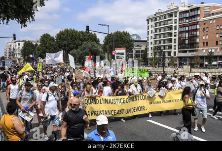 ©PHOTOPQR/L'INDEPENDANT/Michel Clementz ; PERPIGNAN ; 21/08/2021 ; PERPIGNAN LE 21 aout 2021 / SOCIAL / MANIFESTATION CONTRE LE PASS SANITAIRE ET CONTRE LES MEDIAS / PLUS DE 2500 MANIFESTANTS DANS CENTRE VILLE DE PERPIGNAN / ILLUSTRATION / CORTEGE ET MESSAGES / Frankreich, Perpignan Anti-Health Pass proteste August 21 2021 Stockfoto