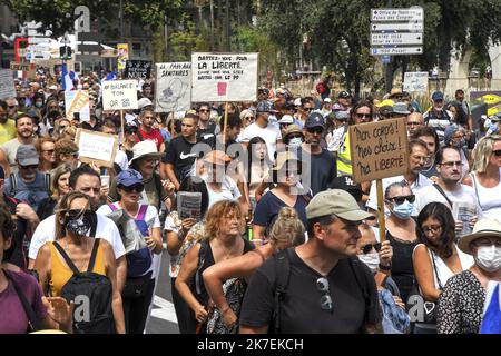 ©PHOTOPQR/L'INDEPENDANT/Michel Clementz ; PERPIGNAN ; 21/08/2021 ; PERPIGNAN LE 21 aout 2021 / SOCIAL / MANIFESTATION CONTRE LE PASS SANITAIRE ET CONTRE LES MEDIAS / PLUS DE 2500 MANIFESTANTS DANS CENTRE VILLE DE PERPIGNAN / ILLUSTRATION / CORTEGE ET MESSAGES / Frankreich, Perpignan Anti-Health Pass proteste August 21 2021 Stockfoto