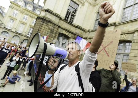 ©PHOTOPQR/OUEST FRANCE/Mathieu Pattier / Ouest-France ; Rennes ; 21/08/2021 ; Environ 2000 personnes ont manifest dans les rues de Rennes contre la impfung obligatoire et le Pass / passe sanitaire . La Manifestation s'est déroulée sans heurts, les Manifest ont déambulé dans le calme dans l'Hyper-Centre de la capitale breton. - Frankreich, Rennes Anti-Vax Gesundheitsausweis Protest 21. August 2021 Stockfoto