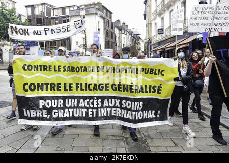 ©PHOTOPQR/OUEST FRANCE/Mathieu Pattier / Ouest-France ; Rennes ; 21/08/2021 ; Environ 2000 personnes ont manifest dans les rues de Rennes contre la impfung obligatoire et le Pass / passe sanitaire . La Manifestation s'est déroulée sans heurts, les Manifest ont déambulé dans le calme dans l'Hyper-Centre de la capitale breton. - Frankreich, Rennes Anti-Vax Gesundheitsausweis Protest 21. August 2021 Stockfoto