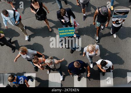 ©Jan Schmidt-Whitley/Le Pictorium/MAXPPP - Jan Schmidt-Whitley/Le Pictorium - 21/8/2021 - Frankreich / Paris / Paris - UN manifest dans la foule avec une pancarte contre l'instauration du passeport sanitaire. Manifestations contre le passe sanitaire : sixieme samedi de mobilization a Paris et en Province. Plusieurs milliers de personnes se sont reunies a Paris Formant au moins deux corteges distincts. Le Premier parti de 13h de l'Ecole Militaire se faisait sous la banniere des gilets jaunes. Le Second, parti vers 15h de la Place Denfert Rochereau etait sous l'impulsion de Florian Philippot et s Stockfoto