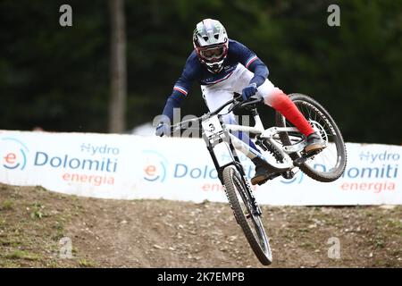 ©Pierre TEYSSOT/MAXPPP ; UCI 2021 Mountainbike Cross Country World Championships in Commezzadura am 29. August 2021. Downhillfahrt, Loris Vergier (FRA) Stockfoto