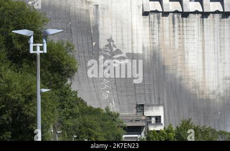 ©PHOTOPQR/LE PROGRES/Philippe TRIAS - 01/09/2021 - Fresque du Barrage de Vouglans, Cernon, 1 septembre 2021. -Réalisation d'une fresque artistique sur le Barrage de Vouglans par la société Kärcher, leader des Solutions de nettoyage, sous le direction de l’artiste Klaus Dauven, spécialiste de ce type de projets artistiques et culturels. L'Oeuvre rend Hommage au Parc naturel du Haut-Jura et représente la forêt jurassienne sur la Voûte du Barrage. - CERNON FRANKREICH SEPTEMBER 1ST 2021. Street Art am Vouglans Damm Stockfoto