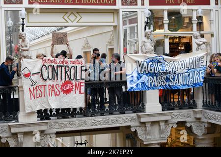 ©PHOTOPQR/OUEST FRANCE/Franck Dubray ; Nantes ; 04/09/2021 ; Environ 3000 personnes ont manifest dans le Centre ville de Nantes contre le Pass sanitaire ( passe sanitaire ) (Phoo Franck Dubray) - über 3000 Menschen demonstrierten in der Innenstadt von Nantes gegen die Gesundheit Pass Stockfoto