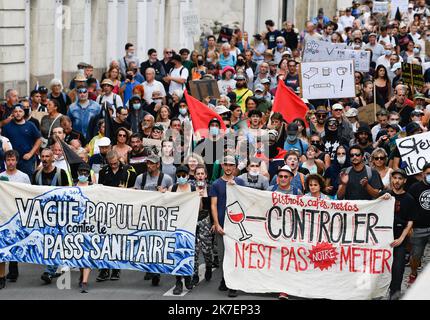 ©PHOTOPQR/OUEST FRANCE/Franck Dubray ; Nantes ; 04/09/2021 ; Environ 3000 personnes ont manifest dans le Centre ville de Nantes contre le Pass sanitaire ( passe sanitaire ) (Phoo Franck Dubray) - über 3000 Menschen demonstrierten in der Innenstadt von Nantes gegen die Gesundheit Pass Stockfoto