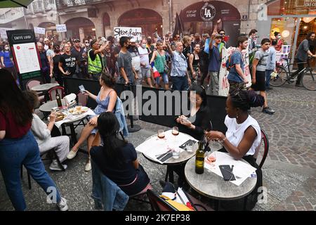 ©PHOTOPQR/OUEST FRANCE/Franck Dubray ; Nantes ; 04/09/2021 ; Environ 3000 personnes ont manifest dans le Centre ville de Nantes contre le Pass sanitaire ( passe sanitaire ) (Phoo Franck Dubray) - über 3000 Menschen demonstrierten in der Innenstadt von Nantes gegen die Gesundheit Pass Stockfoto