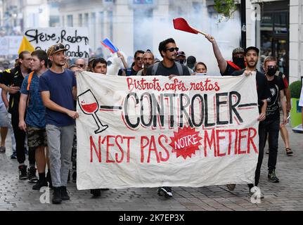 ©PHOTOPQR/OUEST FRANCE/Franck Dubray ; Nantes ; 04/09/2021 ; Environ 3000 personnes ont manifest dans le Centre ville de Nantes contre le Pass sanitaire ( passe sanitaire ) (Phoo Franck Dubray) - über 3000 Menschen demonstrierten in der Innenstadt von Nantes gegen die Gesundheit Pass Stockfoto