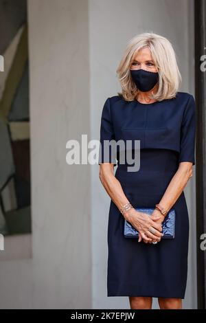 ©THOMAS PADILLA/MAXPPP - 06/09/2021 ; PARIS, FRANKREICH ; LE PRESIDENT DE LA REPUBLIQUE, RECOIT LE PRESIDENT DE LA REPUBLIQUE DU CHILI, AU PALAIS DE L' ELYSEE. EN PRESENCE DE BRIGITTE MACRON. Der französische Präsident empfängt den chilenischen Präsidenten am 06. Oktober 2021 im Elysée-Palast in Paris. Stockfoto