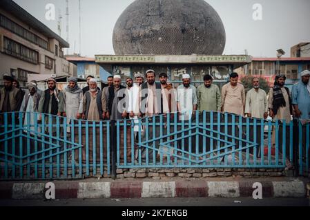 ©Adrien Vautier / Le Pictorium/MAXPPP - Adrien Vautier / Le Pictorium - 04/09/2021 - Afghanistan / Mazar-e Charif - Priere de rue a Mazar-e Charif le 4 septembre. / 04/09/2021 - Afghanistan / Mazar-e Charif - Straßengebet in Mazar-e Sharif am 4. September. Stockfoto