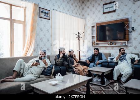 ©Adrien Vautier / Le Pictorium/MAXPPP - Adrien Vautier / Le Pictorium - 05/09/2021 - Afghanistan / Mazar-e Charif - Zabihullah Noorani (a gauche sur la photo), dans son Bureau a Mazar-e Charif, entoure de ses adjoints. Il est le responsable de l'information, ainsi que de la culture de la Province Balkh. / 05/09/2021 - Afghanistan / Mazar-e Charif - Zabihullah Noorani (links auf dem Foto), in seinem Büro in Mazar-e Sharif, umgeben von seinen Assistenten. Er ist verantwortlich für Information und Kultur in der Provinz Balkh. Stockfoto