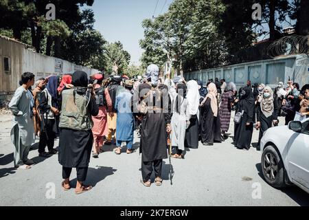 ©Adrien Vautier / Le Pictorium/MAXPPP - Adrien Vautier / Le Pictorium - 07/09/2021 - Afghanistan / Kaboul - Le 7 septembre dans les rues de Kaboul, hommes et femmes ont repondu a l'appel de soulevement national. Devant l'ambassade du Pakistan, les talibans encadrent une Manifestation de femmes . La foule sera dispersee par des tirs de sommation. / 07/09/2021 - Afghanistan / Kabul - am 7. September reagierten Männer und Frauen auf den Straßen von Kabul auf den Ruf nach einem nationalen Aufstand. Vor der pakistanischen Botschaft umzingelten die Taliban eine Demonstration von Frauen. Die Menge wurde durch den Krieg zerstreut Stockfoto