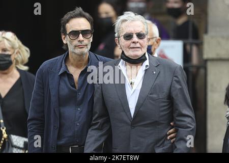 ©Sebastien Muylaert/MAXPPP - der französische Schauspieler Alain Delon sein Sohn Anthony Delon kommt zur Beerdigung des verstorbenen französischen Schauspielers Jean-Paul Belmondo in der Kirche Saint-Germain-des-Pres in Paris, Frankreich. Belmondo starb am 06. September 2021 im Alter von 88 Jahren. 10.09.2021 Stockfoto