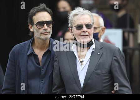 ©Sebastien Muylaert/MAXPPP - der französische Schauspieler Alain Delon sein Sohn Anthony Delon kommt zur Beerdigung des verstorbenen französischen Schauspielers Jean-Paul Belmondo in der Kirche Saint-Germain-des-Pres in Paris, Frankreich. Belmondo starb am 06. September 2021 im Alter von 88 Jahren. 10.09.2021 Stockfoto