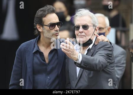 ©Sebastien Muylaert/MAXPPP - der französische Schauspieler Alain Delon sein Sohn Anthony Delon kommt zur Beerdigung des verstorbenen französischen Schauspielers Jean-Paul Belmondo in der Kirche Saint-Germain-des-Pres in Paris, Frankreich. Belmondo starb am 06. September 2021 im Alter von 88 Jahren. 10.09.2021 Stockfoto