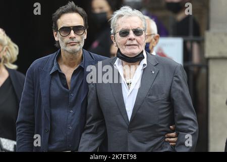 ©Sebastien Muylaert/MAXPPP - der französische Schauspieler Alain Delon sein Sohn Anthony Delon kommt zur Beerdigung des verstorbenen französischen Schauspielers Jean-Paul Belmondo in der Kirche Saint-Germain-des-Pres in Paris, Frankreich. Belmondo starb am 06. September 2021 im Alter von 88 Jahren. 10.09.2021 Stockfoto