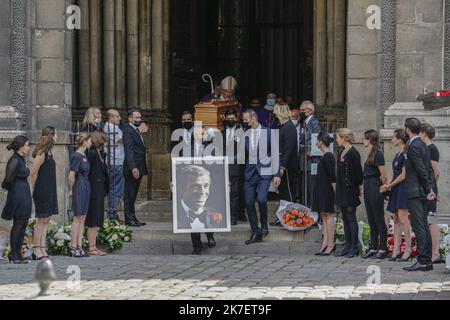 ©Sebastien Muylaert/MAXPPP - die Paletträgerinnen tragen ein Porträt und den Sarg von Jean-Paul Belmondo nach der Trauerfeier für den verstorbenen französischen Schauspieler in der Kirche Saint-Germain-des-Pres in Paris, Frankreich. Belmondo starb am 06. September 2021 im Alter von 88 Jahren. 10.09.2021 Stockfoto
