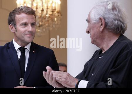 © Pool Stéphane Lemouton/ Maxppp, Frankreich, Paris, 2021/09/13 Le président de la République française, Emmanuel Macron et l'artiste Daniel Buren lors de l'inauguration de l'Exposition de D.Buren 'Pavoisé: Travail in situ' dans la Verrière du Jardin d'hiver au palais de l'Elysée à Paris, Frankreich, le 13 septembre 2021. - Atmosphäre während der Eröffnung der Ausstellung von D.Buren 'Pavoisé: Work in situ' im Glasdach des Jardin d'hiver im Palais de l'Elysée in Paris, Frankreich, am 13. September 2021. Stockfoto