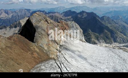 ©PHOTOPQR/OUEST FRANCE/Stéphane Geufroi ; Gavarnie ; 05/09/2021 ; Le Glacier d'Ossoue est un Glacier des Pyrénées situé dans le Massiv du Vignemale, sur le versant nord de la frontière franco-espagnole dans le département des Hautes-Pyrénées . Le plus haut Glacier des Pyrénées françaises, victime du réchauffement climatique, fait l’objet d’une Surveillance permanente. Pierre René, glaciologue, estime qu’il Aura disparu d’ici à vingt ans. - Globale Erwärmung : Ossoue-Gletscher (französische Pyrenäen) Stockfoto