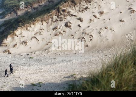 ©PHOTOPQR/VOIX DU Nord/Johan BEN AZZOUZ ; 16/09/2021 ; Wimereux, le 16 septembre 2021. Sur les traces des migrants dans les Dunes de la Slack au Petit matin, entre 6h et 9h. FOTO JOHAN BEN AZZOUZ LA VOIX DU Nord - auf den Spuren von Migranten in den Dünen des Slack am frühen Morgen, zwischen 6 und 9 Uhr Frankreich, Wimereux 16. September 2021 Stockfoto