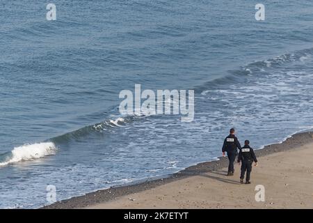 ©PHOTOPQR/VOIX DU Nord/Johan BEN AZZOUZ ; 16/09/2021 ; Wimereux, le 16 septembre 2021. Sur les traces des migrants dans les Dunes de la Slack au Petit matin, entre 6h et 9h. FOTO JOHAN BEN AZZOUZ LA VOIX DU Nord - auf den Spuren von Migranten in den Dünen des Slack am frühen Morgen, zwischen 6 und 9 Uhr Frankreich, Wimereux 16. September 2021 Stockfoto