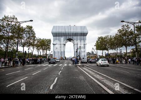 ©Sadak Souici / Le Pictorium/MAXPPP - Sadak Souici / Le Pictorium - 16/09/2021 - Frankreich / Ile-de-France / Paris - Avec son epouse Jeanne-Claude, l'artiste Christo revait de Transformer l'Arc de Triomphe en paquet cadeau depuis 1962. Son projecet fou, Auto-Finance, a ete realise conformement a ses souhaits dans les moindres Details. / 16/09/2021 - Frankreich / Ile-de-France (Region) / Paris - gemeinsam mit seiner Frau Jeanne-Claude träumte der Künstler Christo seit 1962 davon, den Arc de Triomphe in ein Geschenkpaket zu verwandeln. Sein verrücktes, selbst finanziertes Projekt wurde nach seinen Wünschen in jedem realisiert Stockfoto