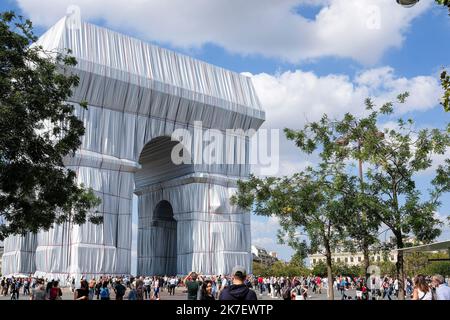 TONY HAGE/TONY HAGE/MAXPPP - PARIS FRANKREICH 18/09/2021 ; TONY HAGE/MAXPPP PARIS.18.09.2021. L’Arc de Triomphe Place de l’Etoile empaqueté selon Christo, ouvert au public . PARIS;09.18.2021. Der Triumphbogen Place de l'Etoile, verpackt von Christo, ist für die Öffentlichkeit zugänglich. Stockfoto