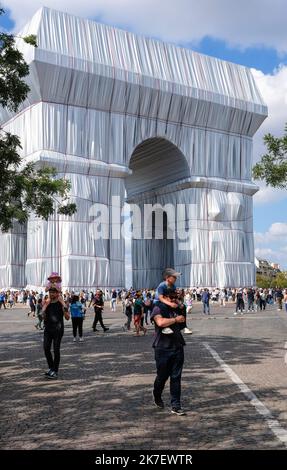 TONY HAGE/TONY HAGE/MAXPPP - PARIS FRANKREICH 18/09/2021 ; TONY HAGE/MAXPPP PARIS.18.09.2021. L’Arc de Triomphe Place de l’Etoile empaqueté selon Christo, ouvert au public . PARIS;09.18.2021. Der Triumphbogen Place de l'Etoile, verpackt von Christo, ist für die Öffentlichkeit zugänglich. Stockfoto