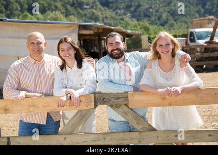 Gruppe von sorglosen jungen Erwachsenen auf dem Land Stockfoto