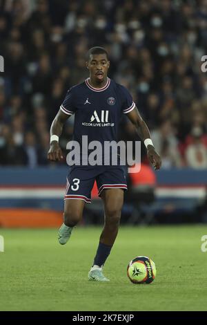 ©Sebastien Muylaert/MAXPPP - Presnel Kimpembe von PSG läuft mit dem Ball während des Ligue 1-Spiels zwischen Paris Saint-Germain und Olympique Lyonnais im Parc des Princes in Paris, Frankreich. 19.09.2021 Stockfoto