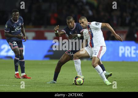 ©Sebastien Muylaert/MAXPPP - Presnel Kimpembe von PSG kämpft während des Ligue 1-Spiels zwischen Paris Saint-Germain und Olympique Lyonnais im Parc des Princes in Paris um den Ball. 19.09.2021 Stockfoto