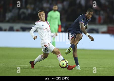 ©Sebastien Muylaert/MAXPPP - Presnel Kimpembe von PSG kämpft während des Ligue 1-Spiels zwischen Paris Saint-Germain und Olympique Lyonnais im Parc des Princes in Paris um den Ball. 19.09.2021 Stockfoto