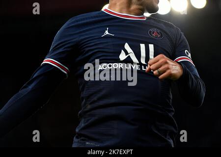 ©Julien Mattia / Le Pictorium/MAXPPP - Julien Mattia / Le Pictorium - Frankreich / Ile-de-France / Paris - Le nouveau maillot du PSG lors du match de la 6e journee de Ligue 1 entre le Paris Saint-Germain et Lyon, au Parc des Princes, le 19 Septembre 2021 / Frankreich / Ile-de-France (Region) / Paris - das neue PSG-Trikot während des 6.-tägigen Ligue 1-Spiels zwischen Paris Saint-Germain und Lyon am 19. 2021. September im Parc des Princes Stockfoto