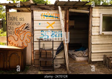 ©Olivier Donnars / Le Pictorium/MAXPPP - Olivier Donnars / Le Pictorium - 29/05/2021 - Frankreich / Ile-de-France / Aubervilliers - Depuis le 16 juillet, les parcelles occupees sont officiellement Susceptibles d'etre evakuiert einen tout Moment. Les JADistes se relaient de plus en plus jour et nuit pour organizer une ligne de Defense, somme toute symbolique. / 29/05/2021 - Frankreich / Ile-de-France (Region) / Aubervilliers - seit Juli 16 können die besetzten Grundstücke jederzeit amtlich evakuiert werden. Die JADisten wechseln sich zunehmend Tag und Nacht ab, um eine symbolische Verteidigungslinie zu organisieren Stockfoto