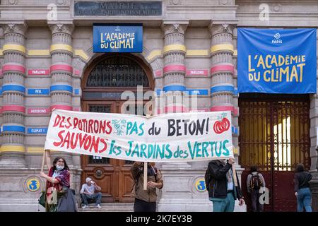 ©Olivier Donnars / Le Pictorium/MAXPPP - Olivier Donnars / Le Pictorium - 20/09/2021 - Frankreich / Paris - des defeneurs des jardins d'Aubervilliers manifest devant la mairie du 4e Arrondissement de Paris pour approuver la decision le matin meme de la cour administrative d'appel de Paris qui a decide Suspendre le chantier de la piscine d'entrainement des Jeux Olympiques Paris 2024, pour vices de legalite. / 20/09/2021 - Frankreich / Paris - Verteidiger der Gärten von Aubervilliers demonstrieren vor dem Rathaus des 4.. Arrondissements von Paris, um der Entscheidung am selben Morgen zuzustimmen Stockfoto