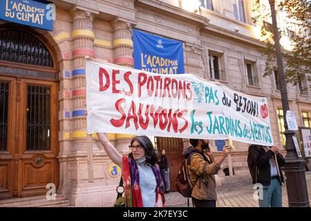 ©Olivier Donnars / Le Pictorium/MAXPPP - Olivier Donnars / Le Pictorium - 20/09/2021 - Frankreich / Paris - des defeneurs des jardins d'Aubervilliers manifest devant la mairie du 4e Arrondissement de Paris pour approuver la decision le matin meme de la cour administrative d'appel de Paris qui a decide Suspendre le chantier de la piscine d'entrainement des Jeux Olympiques Paris 2024, pour vices de legalite. / 20/09/2021 - Frankreich / Paris - Verteidiger der Gärten von Aubervilliers demonstrieren vor dem Rathaus des 4.. Arrondissements von Paris, um der Entscheidung am selben Morgen zuzustimmen Stockfoto