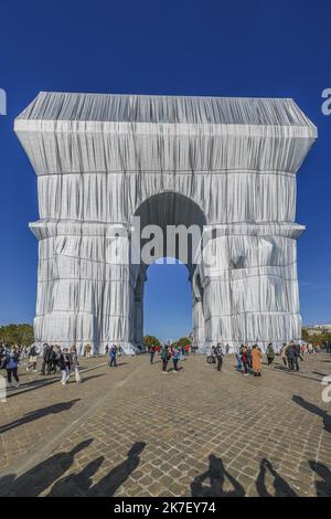 ©Sebastien Muylaert/MAXPPP - das vollständig umhüllte Triumphbogen-Denkmal im Rahmen einer Kunstinstallation mit dem Titel „L'Arc de Triomphe, Wrapped“ des verstorbenen bulgarischen Künstlers Christo in Paris, Frankreich. Die monumentale Installation umhüllt das Wahrzeichen von Paris unter 25.000 Quadratmeter silberner und blauer Polypropylenplatten. Sie wurde am 18. September offiziell eingeweiht und wird am 03. Oktober abgebaut. Paris, 21.09.2021 Stockfoto