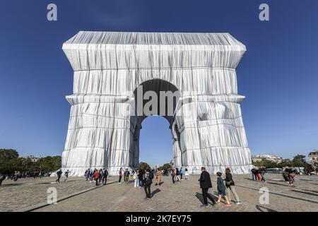 ©Sebastien Muylaert/MAXPPP - das vollständig umhüllte Triumphbogen-Denkmal im Rahmen einer Kunstinstallation mit dem Titel „L'Arc de Triomphe, Wrapped“ des verstorbenen bulgarischen Künstlers Christo in Paris, Frankreich. Die monumentale Installation umhüllt das Wahrzeichen von Paris unter 25.000 Quadratmeter silberner und blauer Polypropylenplatten. Sie wurde am 18. September offiziell eingeweiht und wird am 03. Oktober abgebaut. Paris, 21.09.2021 Stockfoto