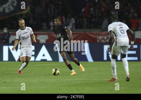 ©Sebastien Muylaert/MAXPPP - Presnel Kimpembe von PSG läuft mit dem Ball während des Ligue 1-Spiels zwischen Paris Saint-Germain und Montpellier HSC im Parc des Princes in Paris, Frankreich. 25.09.2021 Stockfoto