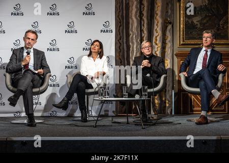 ©Sadak Souici / Le Pictorium/MAXPPP - Sadak Souici / Le Pictorium - 27/09/2021 - Frankreich / Ile-de-France / Paris - Anne Hidalgo (Maire de Paris), Monseigneur Patrick Chauvet, Emmanuel Gregoire (Premier adjoined a la maire de Paris) et Ariel weil, (Maire de Paris Centre) Ont presente les quatre equippes selectionnees pour travailler sur le reamenmanagement des abords de la cathedrale Notre-Dame de Paris. / 27/09/2021 - Frankreich / Ile-de-France (Region) / Paris - Anne Hidalgo (Bürgermeisterin von Paris), Mons. Patrick Chauvet, Emmanuel Gregoire (erster stellvertretender Bürgermeister von Paris) und Ariel weil (Bürgermeister von Paris Centre Stockfoto